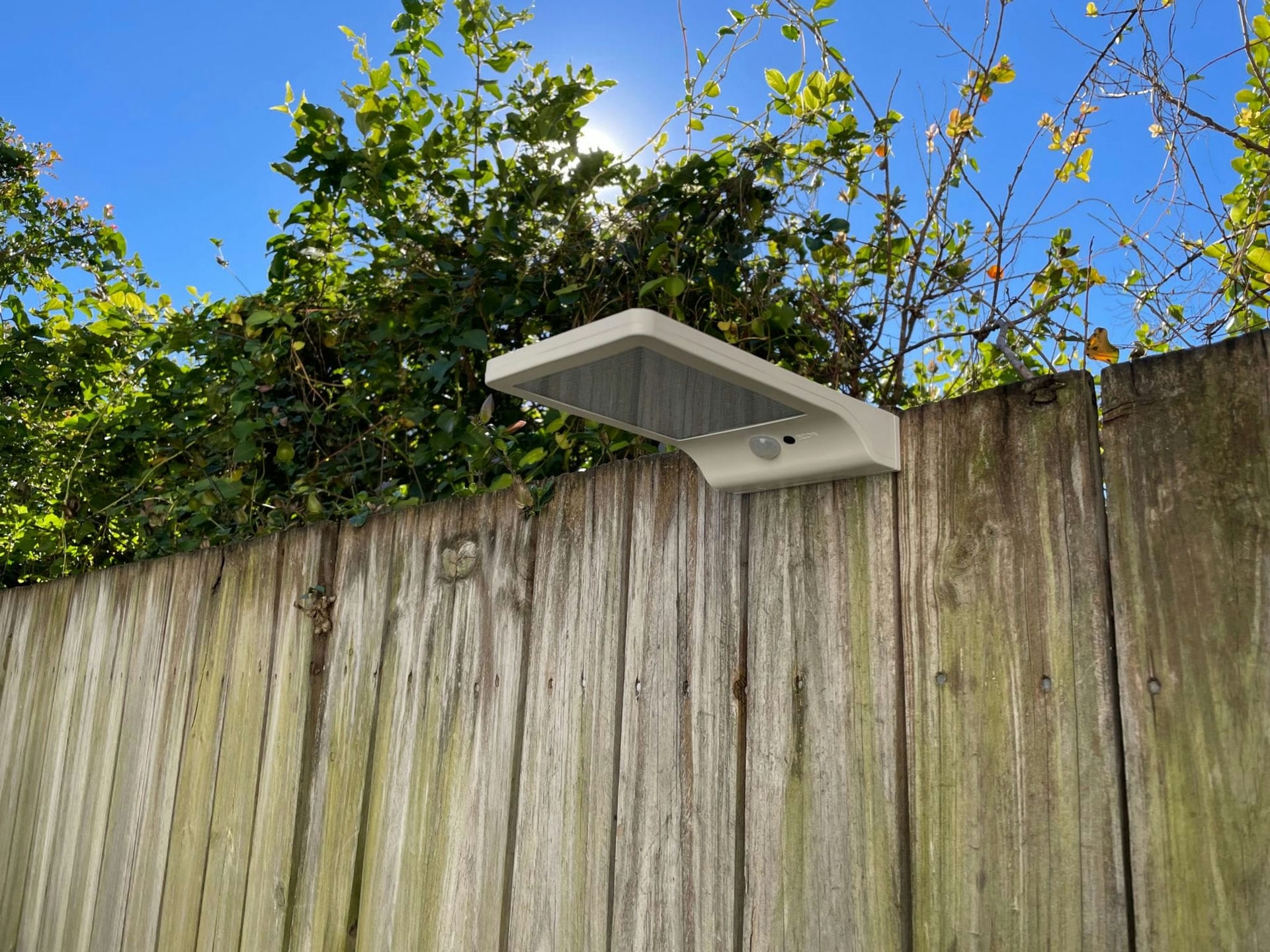 what s the difference between led lights and solar lights1